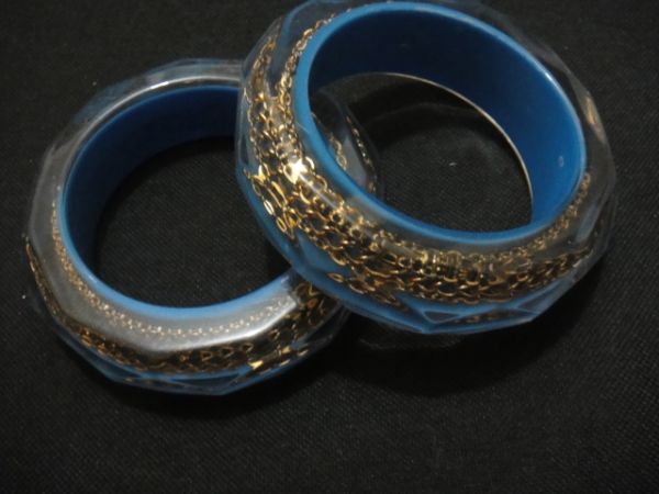 BRACELETE/PULSEIRA AZUL COM DOURADO NO INTERIOR